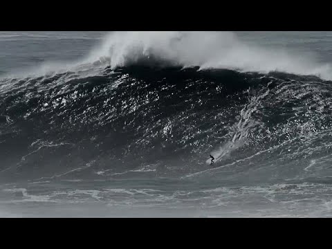 La surfeuse française Justine Dupont ride sur LA vague de sa vie