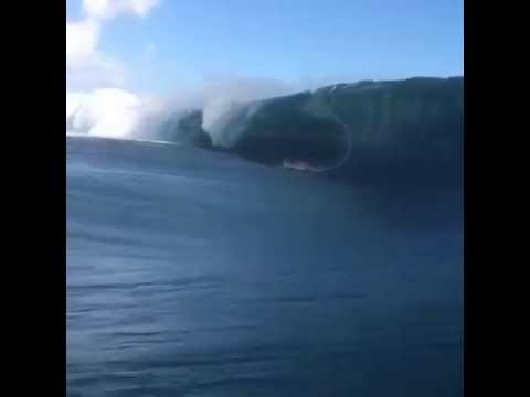 Teahupoo : Keala Kennelly surfe une vague géante et bouleverse le monde du surf