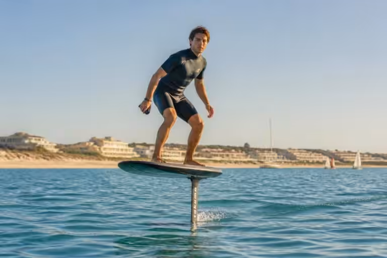 Expérience unique à Carnon : ma première aventure en e-foil, la sensation de voler au-dessus de l’eau !