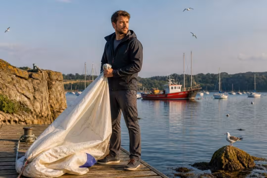 découvrez léo le tohic casareggio, un passionné de larmor-plage qui consacre jusqu'à sept heures par jour à sa passion pour les activités nautiques.