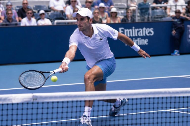 Taper court au tennis : techniques efficaces et conseils pratiques pour améliorer votre jeu