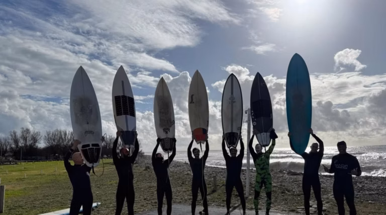 Du Pouldu à Locquirec : découvrez les 11 écoles de surf finistériennes qui font vibrer la vague cette saison