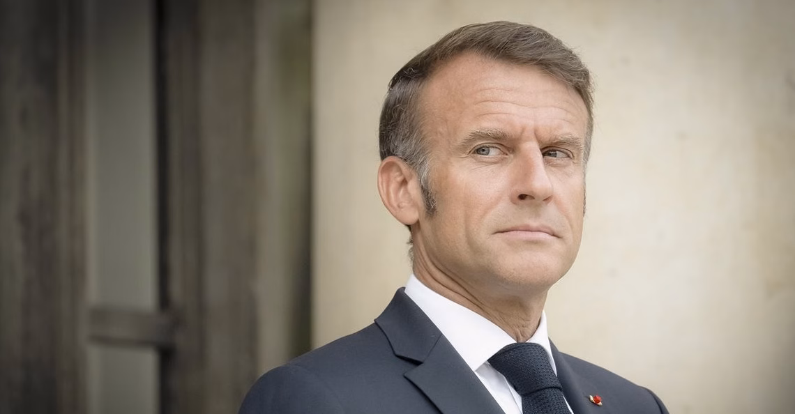 Emmanuel Macron, capitaine de jet-ski : une métaphore saisissante dans Paris Match selon Maurice Ulrich