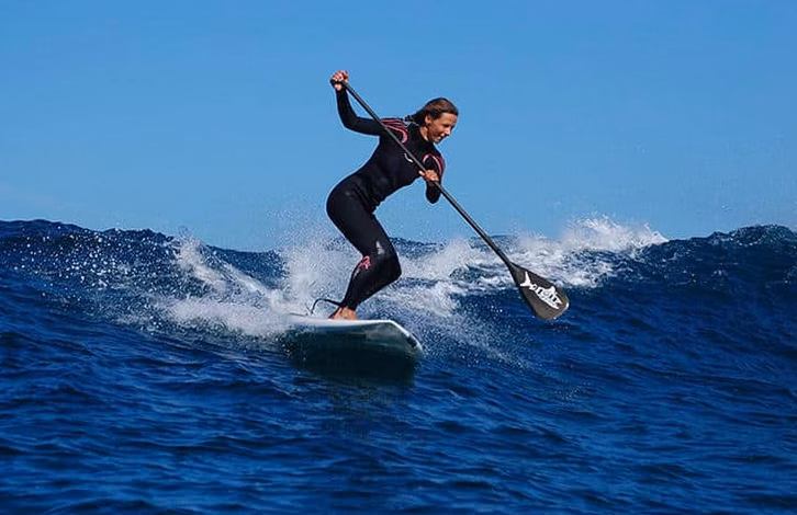 Johanne Defay, médaillée olympique de surf : « Sur les mêmes vagues que les hommes, je prouve la force des femmes »