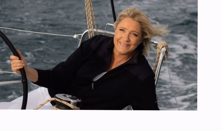 Marion Maréchal profite de ses vacances au large du Morbihan en s&rsquo;adonnant à une activité emblématique des marins