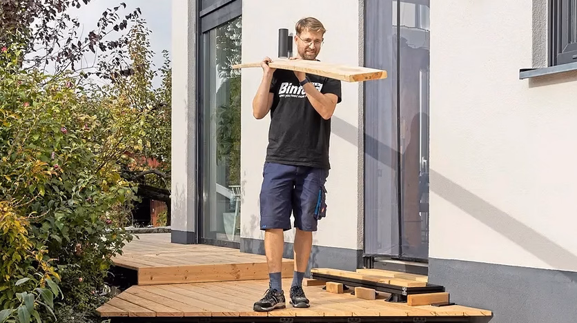 Un architecte d'intérieur qui sculpte ses planches de surf en bois en photo