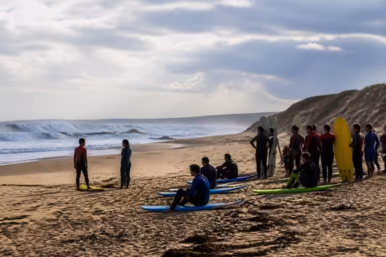 REPORTAGE. En Normandie, les écoles de surf du Nord-Cotentin en attente fébrile des prochaines vagues