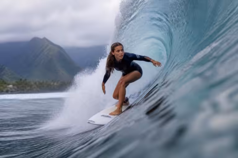 Surf : À seulement 15 ans, la talentueuse Française Tya Zebrowski découvre les défis de la légendaire vague de Teahupo’o