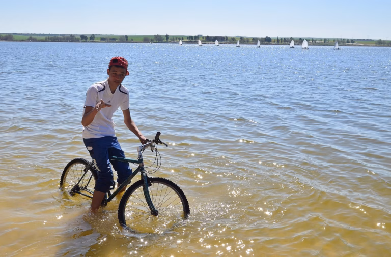 À Pleyben, j’ai découvert le surf aquatique : l’expérience du vélo d’appartement revisitée sur l’eau
