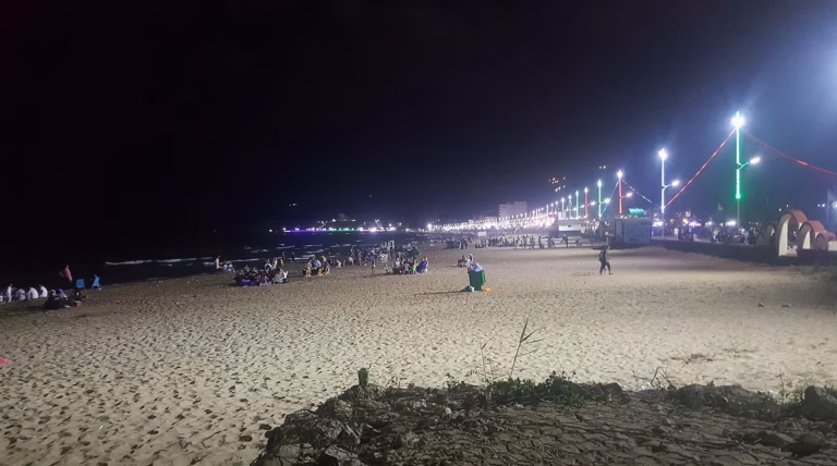 Surf nocturne éclairé : la compétition revient avec des planches LED flamboyantes sur cette plage
