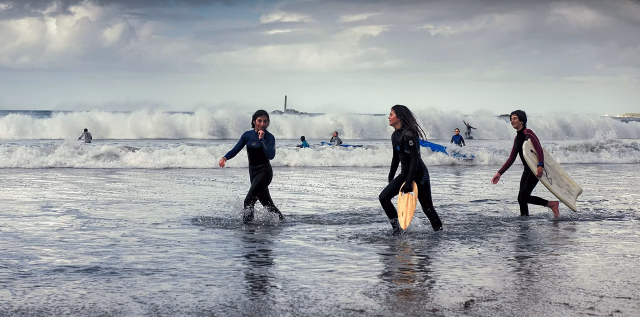 Surf sous les étoiles au Pays basque : la compétition nocturne décalée, découvrez la nouvelle date