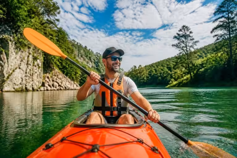 VIDÉO. Plongée au cœur d&rsquo;une session de kayak : une alternative bien plus accessible que le surf