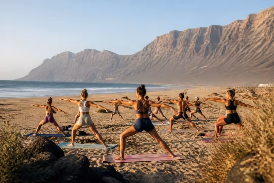 explorez les bienfaits du yoga à famara, lanzarote, dans les magnifiques îles canaries. profitez d'une expérience de bien-être unique au cœur d'un cadre naturel exceptionnel.