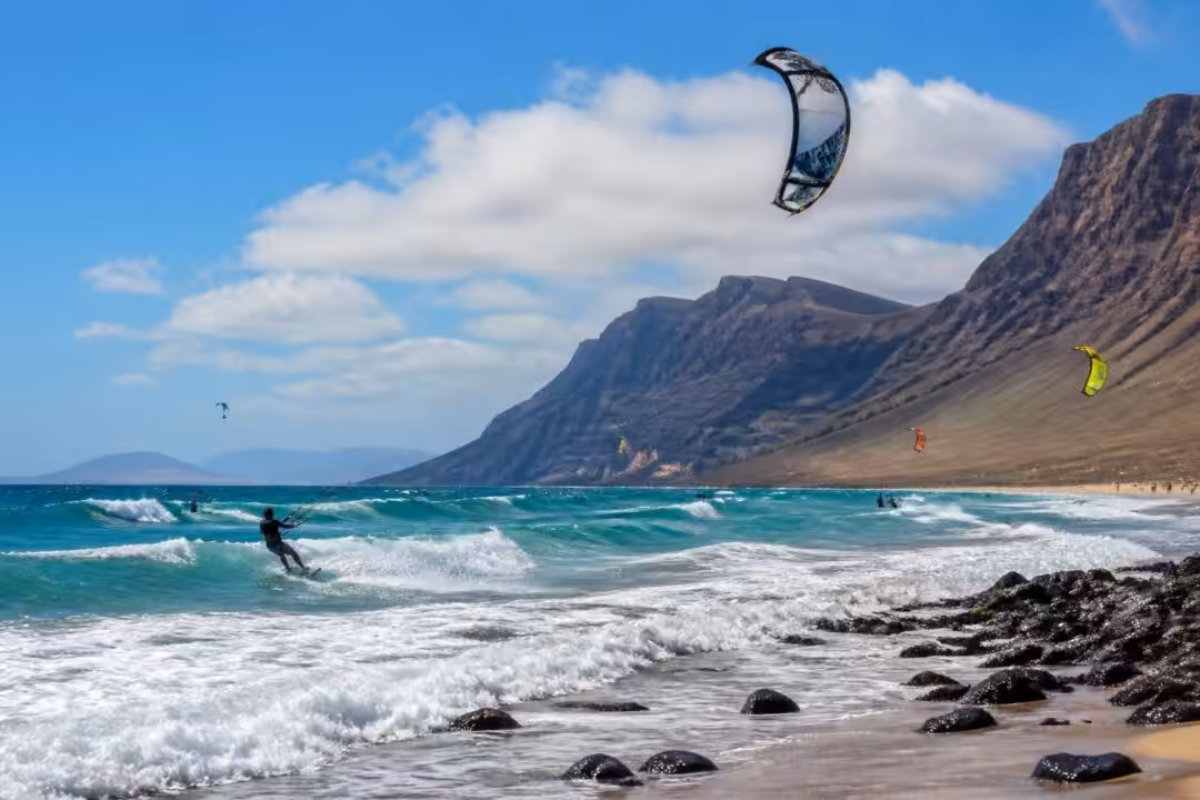 explorez le kitesurf à famara, un lieu idéal où vents puissants et vagues parfaites offrent une expérience inoubliable pour tous les passionnés de sports nautiques.