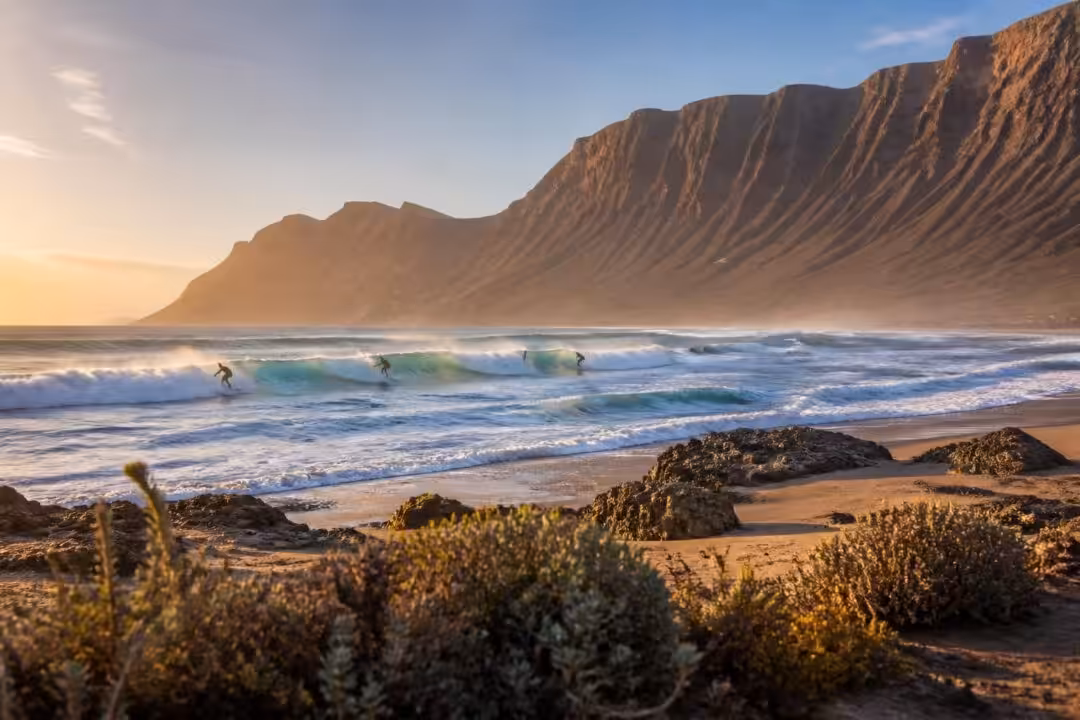 découvrez famara, une destination européenne incontournable pour les passionnés de surf, offrant des vagues exceptionnelles et un cadre naturel époustouflant.