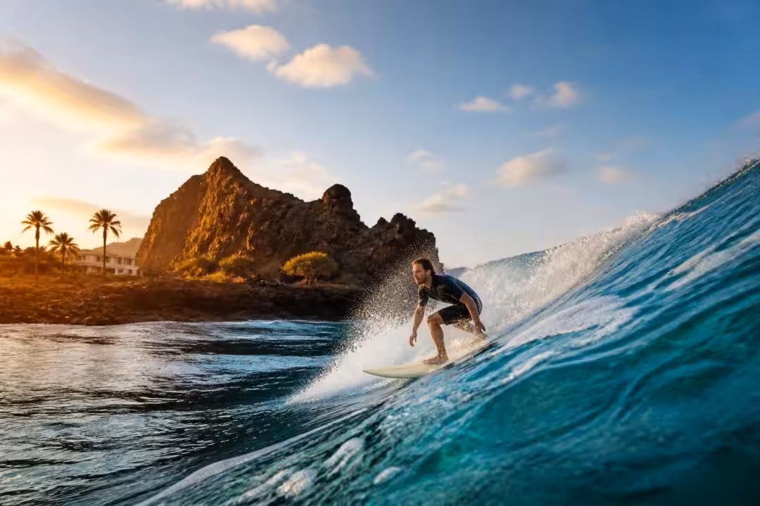 découvrez lanzarote, paradis des surfeurs, avec notre guide ultime : spots de surf, conseils, hébergements et activités pour une expérience inoubliable.