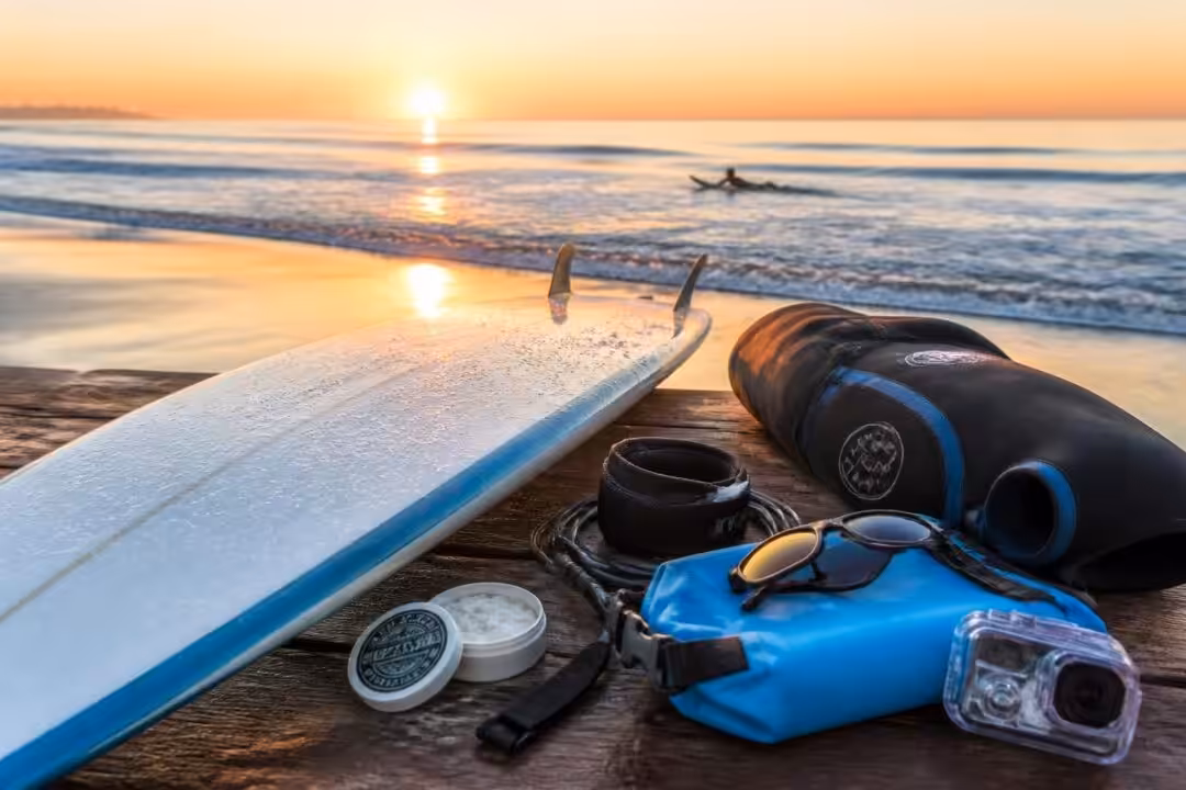 découvrez l'équipement indispensable pour le surf et apprenez ce qu'il faut vraiment emporter pour une session réussie, entre sécurité et performance.