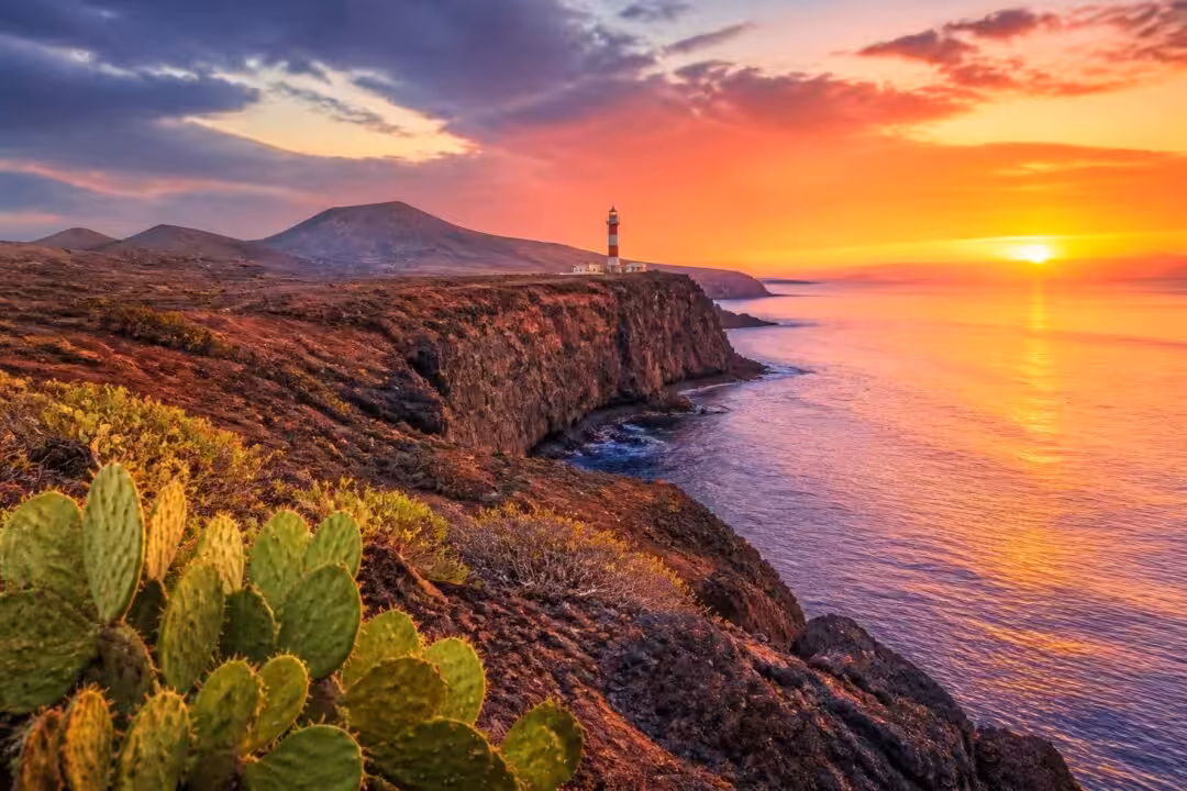 découvrez les meilleurs endroits à lanzarote pour admirer des couchers de soleil spectaculaires, entre paysages volcaniques et vues imprenables sur l'océan.