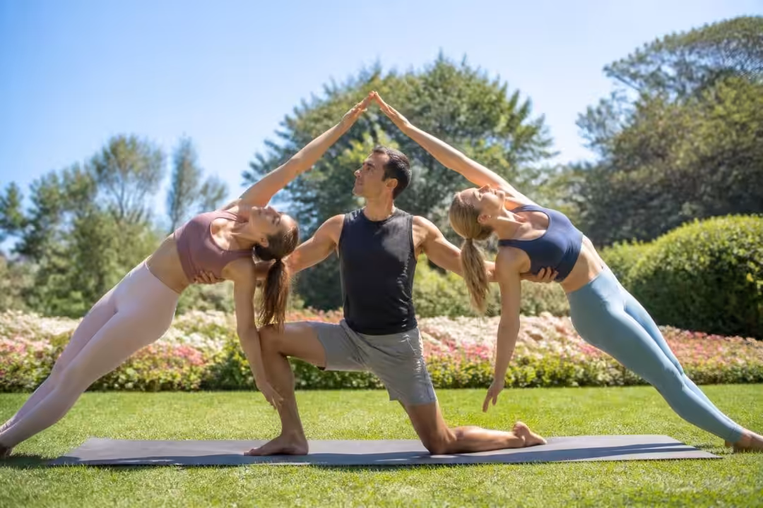 découvrez des positions et exercices de yoga à 3 pour renforcer la connexion et pratiquer en groupe de manière harmonieuse et ludique.