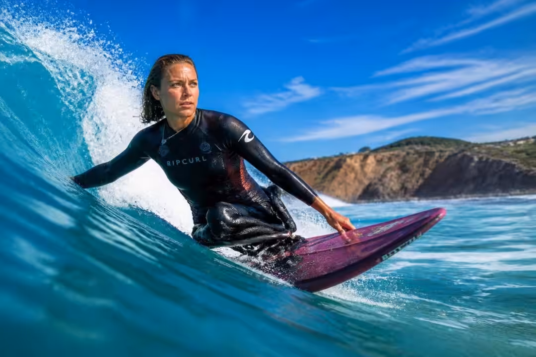découvrez le parcours inspirant de céline rouillard, qui a surmonté la sclérose en plaques pour devenir une star du parasurf international.