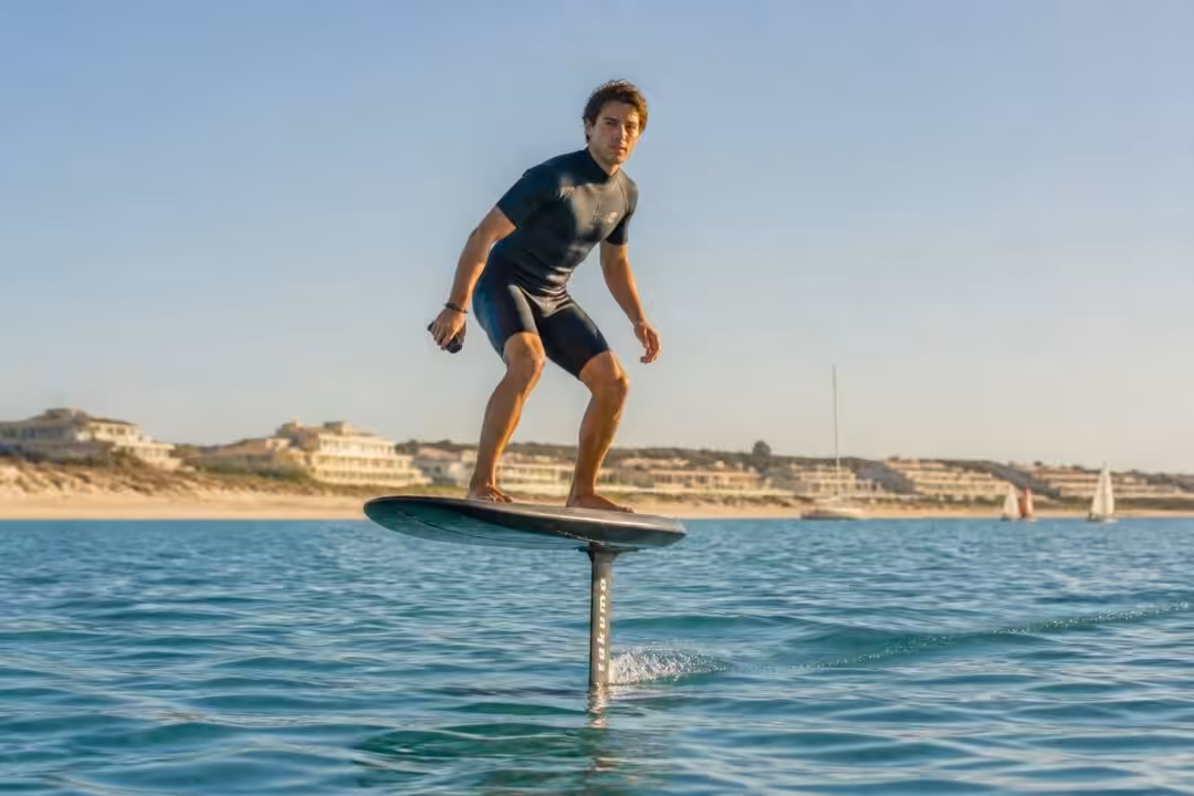 découvrez mon expérience unique à carnon avec ma première aventure en e-foil, où la sensation de voler au-dessus de l’eau offre des moments inoubliables et une liberté totale sur les vagues.