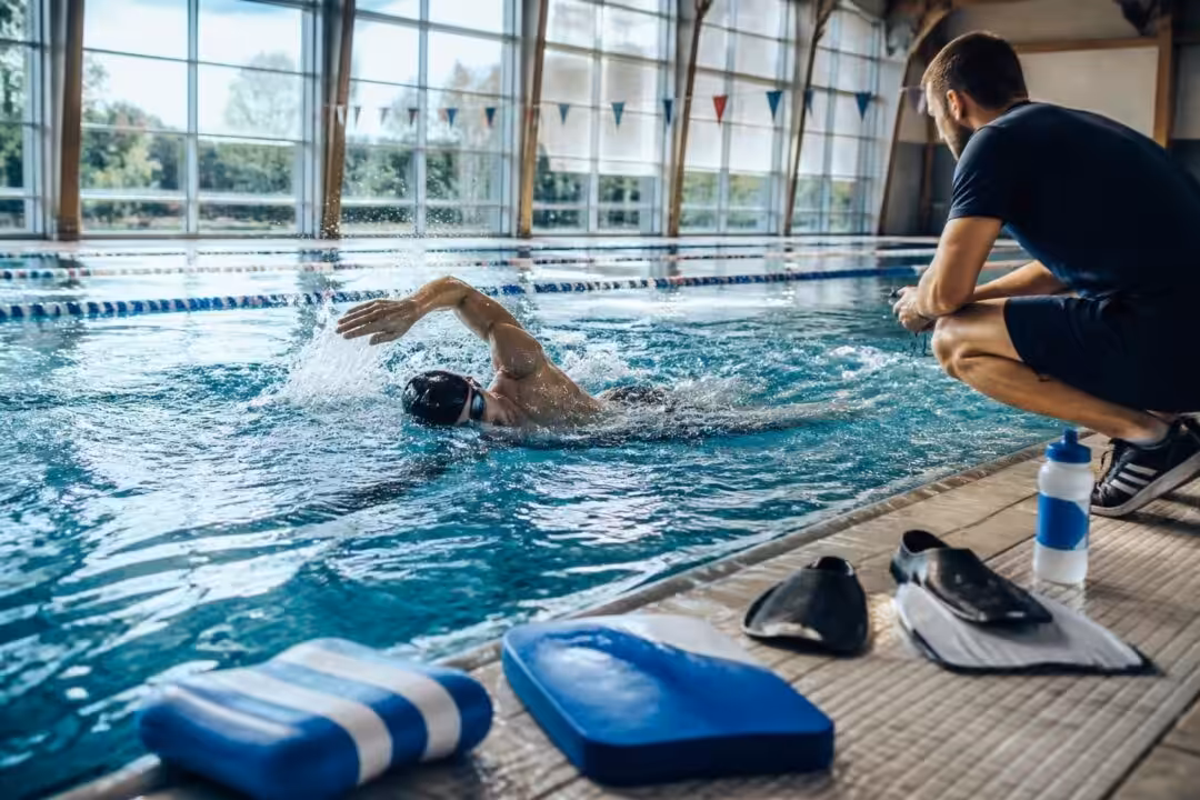 découvrez des techniques efficaces et des conseils d'entraînement en piscine pour nager plus vite et améliorer vos performances avec méthode.